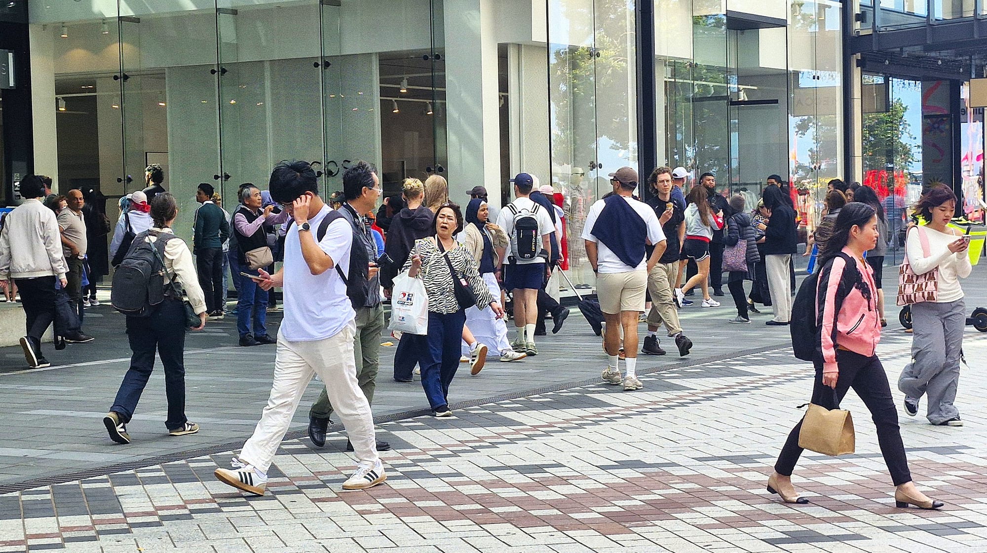 NZX50 dips in global slide as local economy perks up