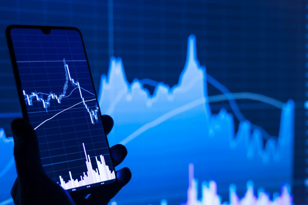 Wall St turns lower as Fed sticks to rate script despite dissent post image
